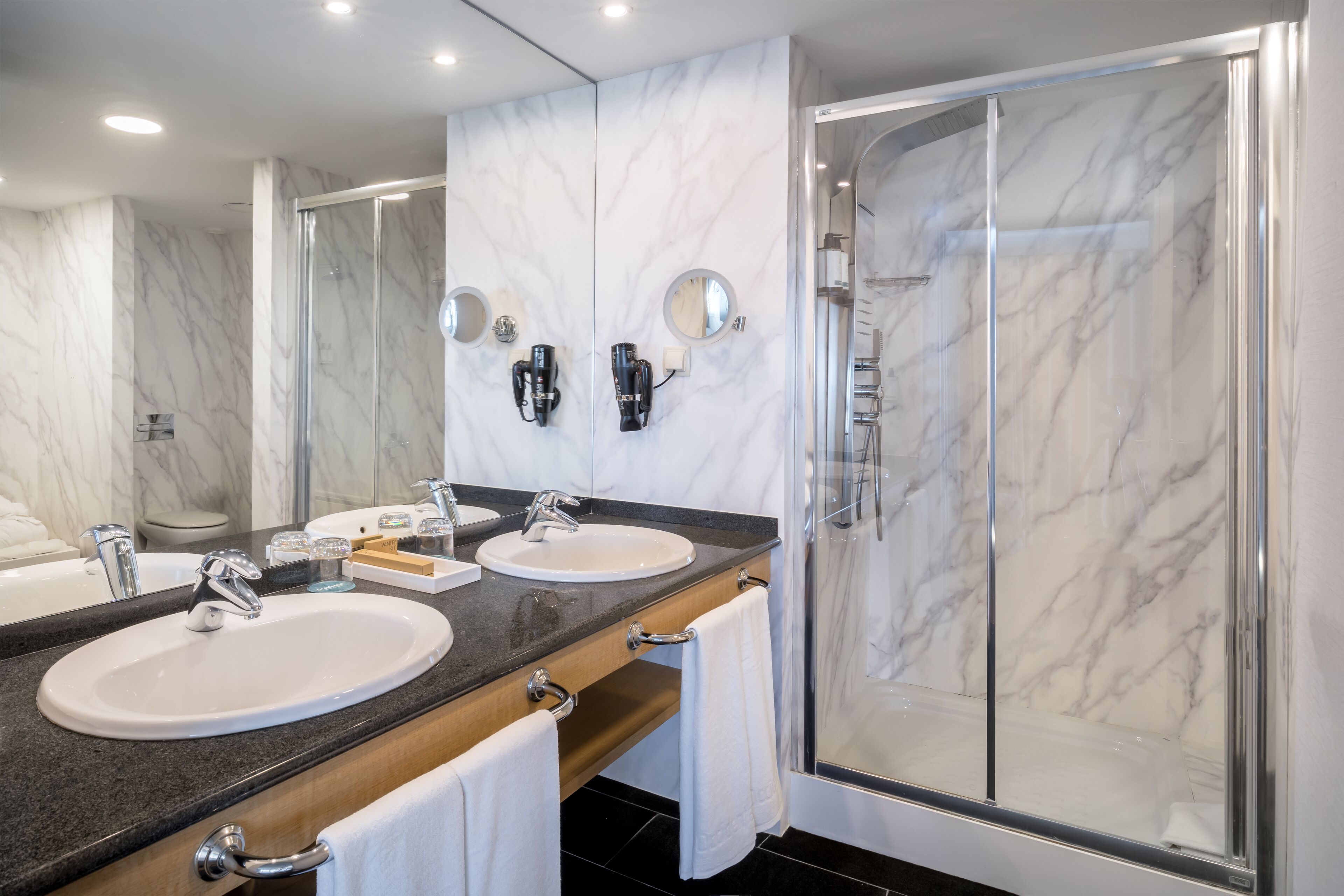 Suite | Kamar mandi | Perlengkapan kamar mandi ramah lingkungan, pengering rambut,  dan kloset