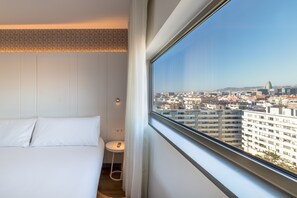 豪華客房 (Deluxe) | 高級寢具、迷你吧、客房內保險箱、書桌