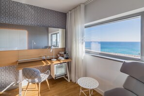 Kamar Premium (Deluxe) | Seprai premium, minibar, brankas, dan meja kerja