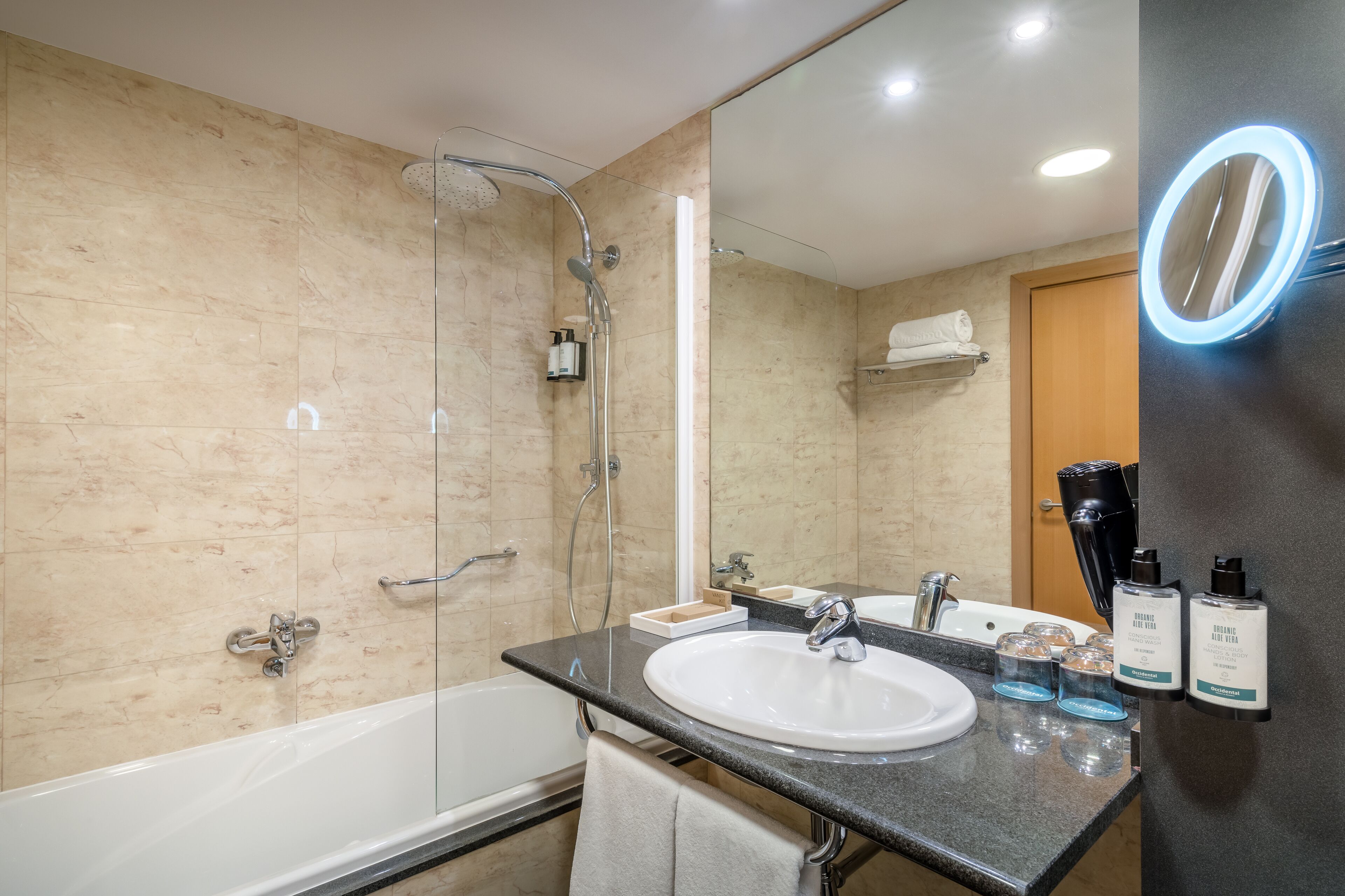  milieuvriendelijk toiletgerief, een haardroger, een bidet, handdoeken