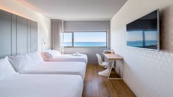 أغطية فراش متميزة وميني بار وخزنة داخل الغرفة ومكتب