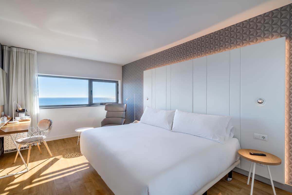 Deluxe Room, Sea View | Premium bedding, minibar, in-room safe, desk