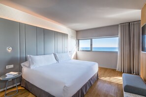 Suite | Seprai premium, minibar, brankas, dan meja kerja