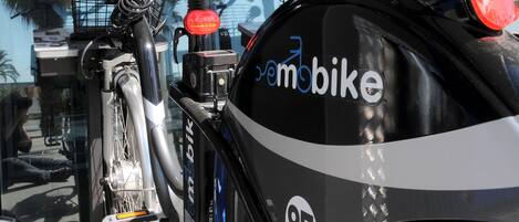 Una bicicletta con telaio nero e bianco, un portapacchi posteriore e un adesivo con il numero 97.