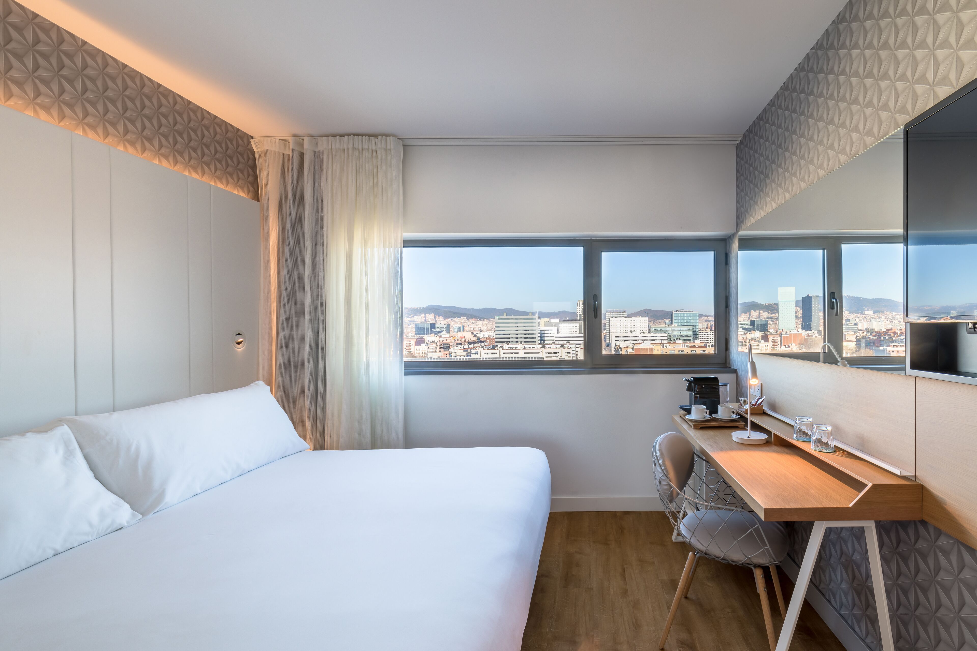 Habitación Deluxe (Deluxe) | Ropa de cama de alta calidad, minibar, caja fuerte y escritorio