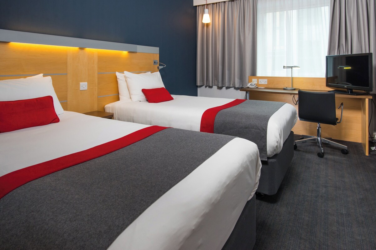 Standard Room, 2 Twin Beds (with Free Hot Breakfast) | Desk, iron/ironing board, cribs (free), WiFi (free)