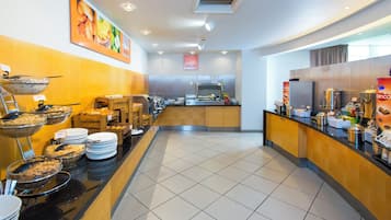 Un espace buffet proposant une variété de plats et un coin café.