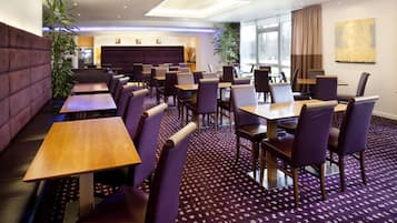 Se sirven almuerzos y cenas, cocina internacional