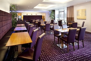 Lunch and dinner served, international cuisine - Holiday Inn Express Cambridge by IHG (Cambridge)
