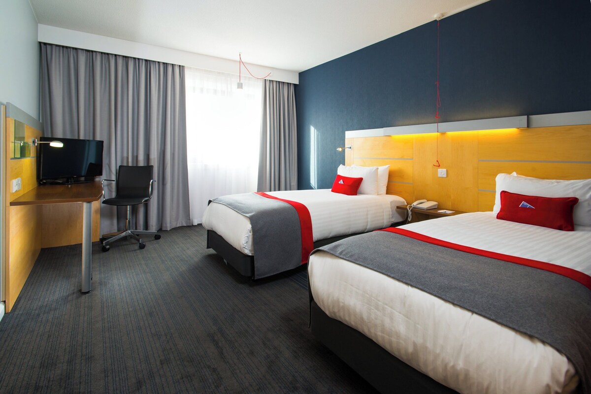 Standard Room, 2 Twin Beds, Accessible (with Free Hot Breakfast) | Desk, iron/ironing board, cribs (free), WiFi (free)