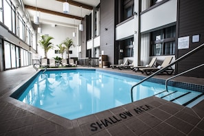 Piscine couverte, accès possible de 09 h 00 à 22 h 00, chaises longues