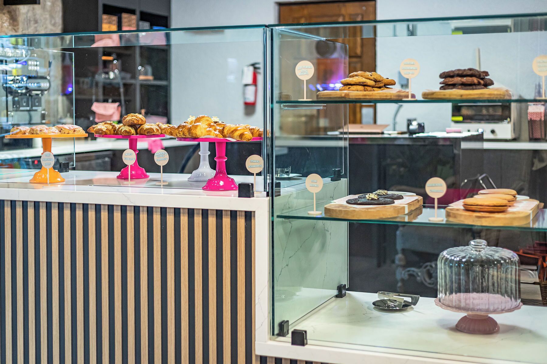 Eine Bäckereireihe mit verschiedenen Backwaren und Desserts.