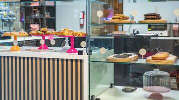 Eine Bäckereireihe mit verschiedenen Backwaren und Desserts.