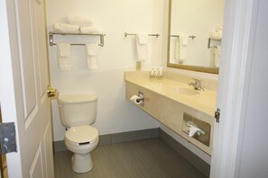 Habitación, 1 cama de matrimonio grande, accesible para personas con discapacidad, no fumadores | Baño | Ducha y bañera combinadas y artículos de higiene personal gratuitos