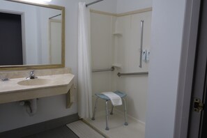 Suite, 1 très grand lit, accessible aux personnes à mobilité réduite, bain à remous (Non-smoking) | Salle de bain