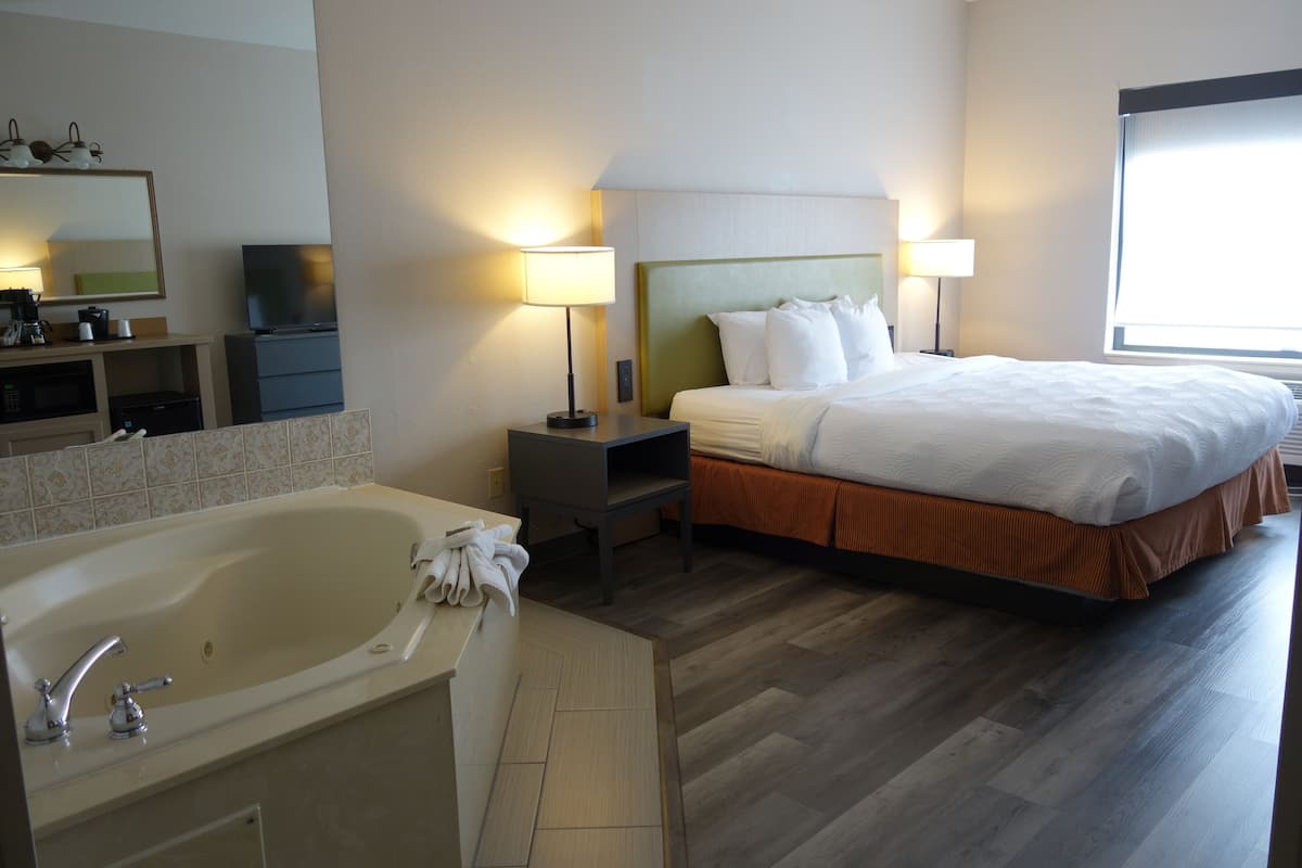 Suite, 1 trĂšs grand lit, accessible aux personnes Ă mobilitĂ© rĂ©duite, baignoire Ă jets (Non-smoking) | Literie de qualitĂ©, bureau, rideaux dâobscurcissement