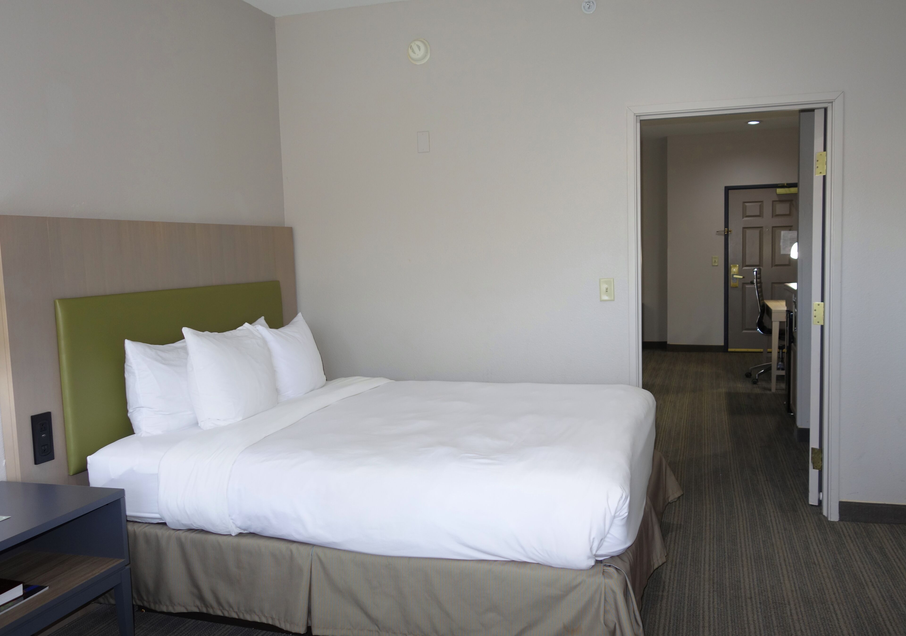 أغطية فراش متميزة ومكتب وستائر تعتيم ومكواة/لوح كي