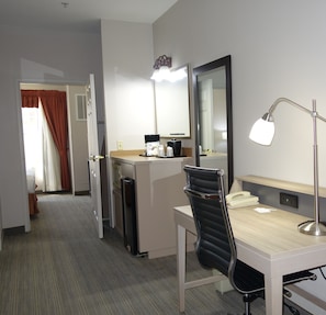 Suite, 1 chambre, non-fumeur | Aire de séjour | Téléviseur de 42 po avec télévision par câble