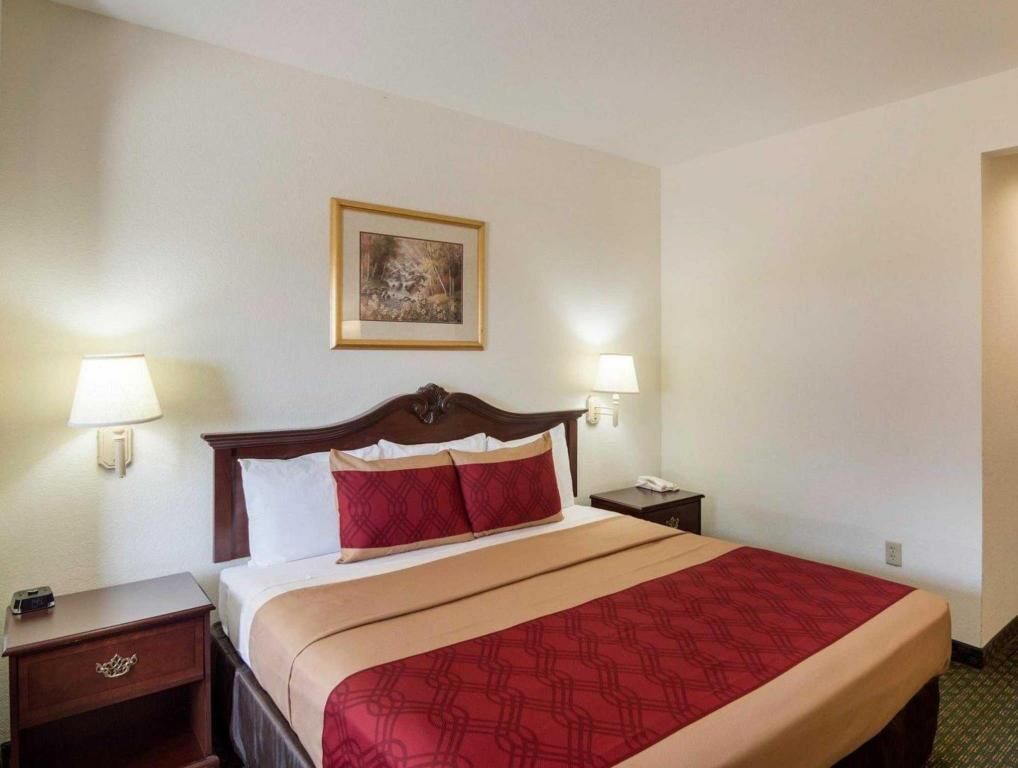 Desk, iron/ironing board, rollaway beds, free WiFi