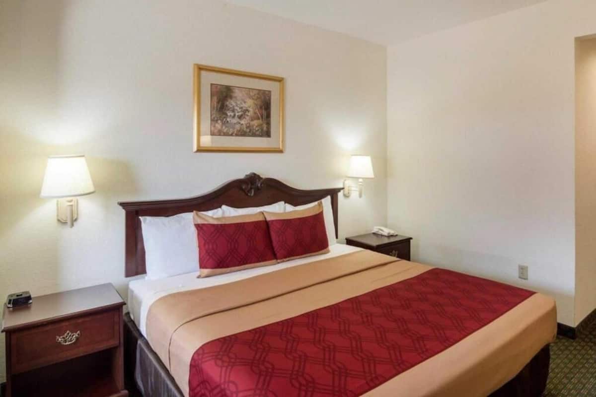 Desk, iron/ironing board, rollaway beds, free WiFi