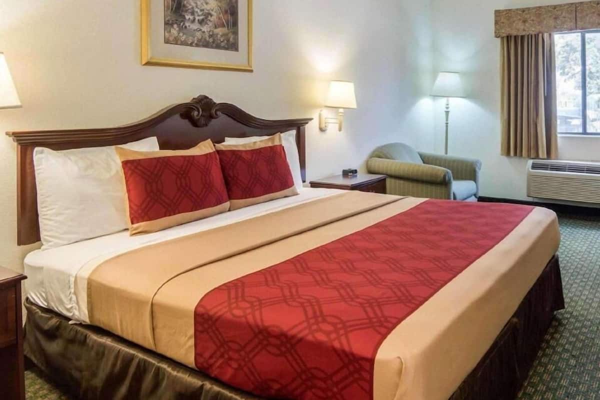Desk, iron/ironing board, rollaway beds, free WiFi