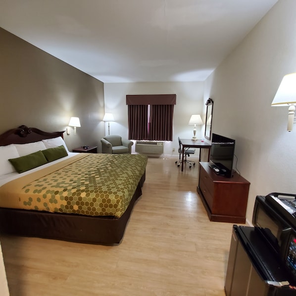 Standard Room, 1 King Bed, Non Smoking | Iron/ironing board, rollaway beds, free WiFi, bed sheets