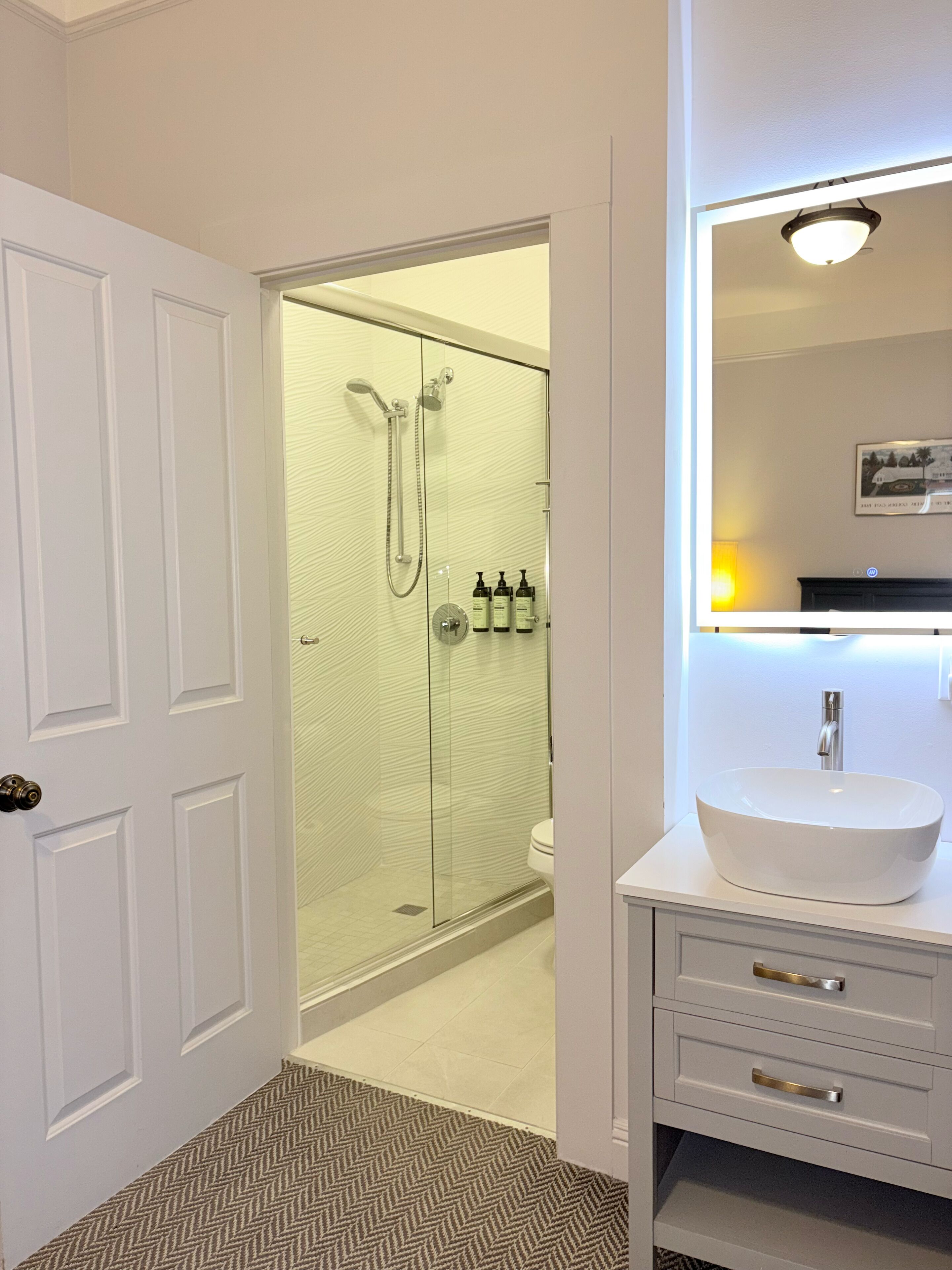 deluxe room, 1 queen bed | bathroom | free toiletries, towels