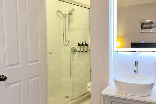 Deluxe Room, 1 Queen Bed | Bathroom