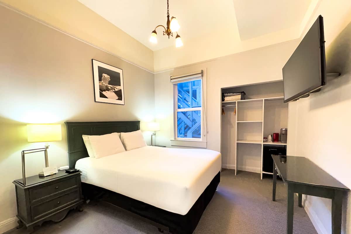 Standard Room, 1 Queen Bed