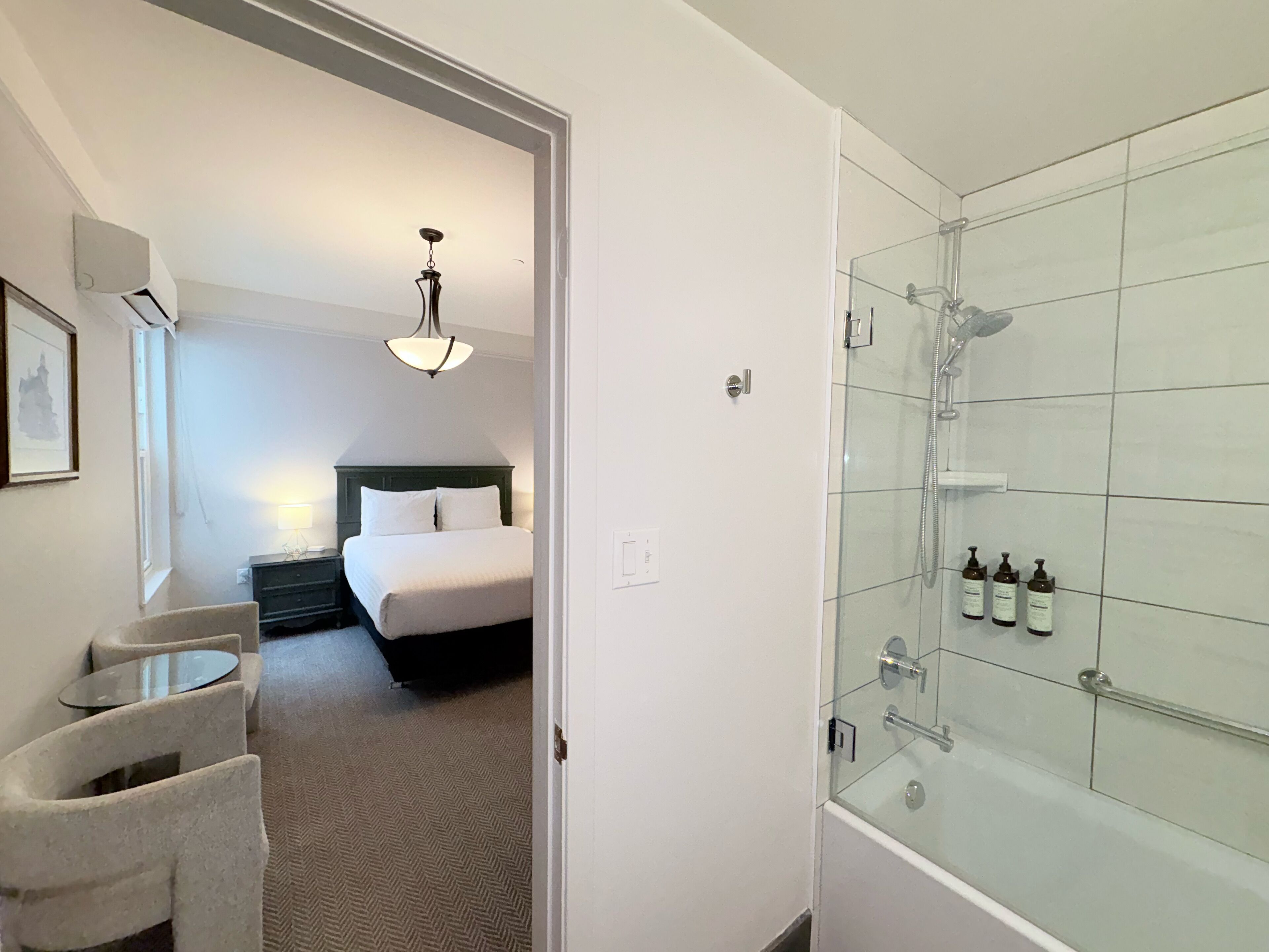 deluxe room, 1 queen bed | bathroom | free toiletries, towels