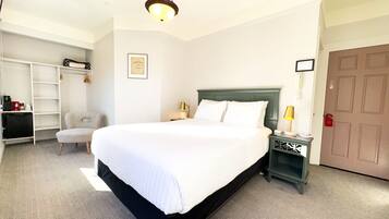 Deluxe Room, 1 Queen Bed | Premium bedding, blackout drapes, free WiFi, bed sheets