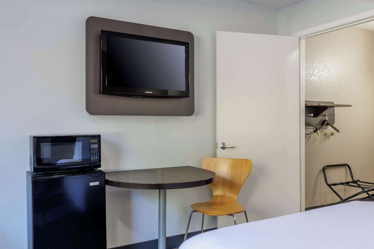 Tabla de planchar con plancha, wifi gratis, ropa de cama