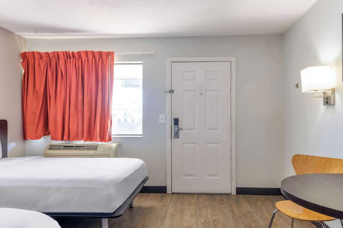 Tabla de planchar con plancha, wifi gratis, ropa de cama