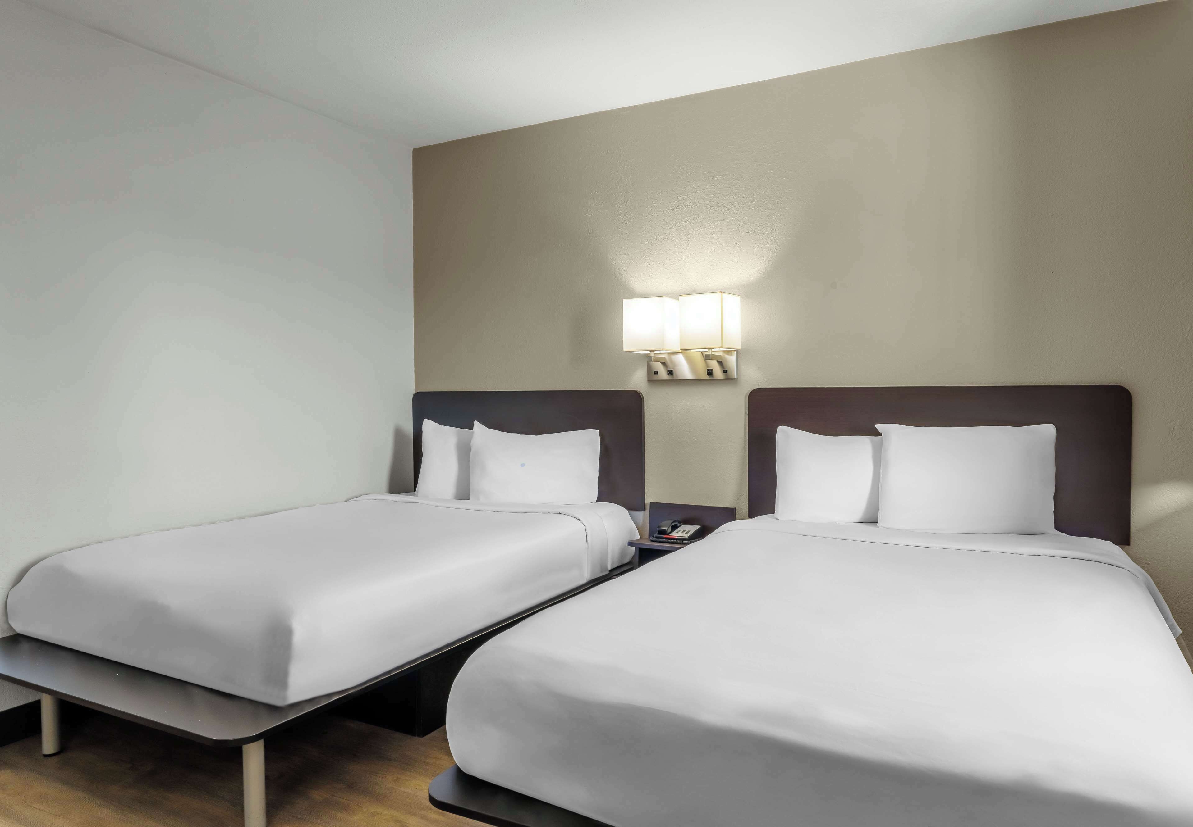 Tabla de planchar con plancha, wifi gratis, ropa de cama