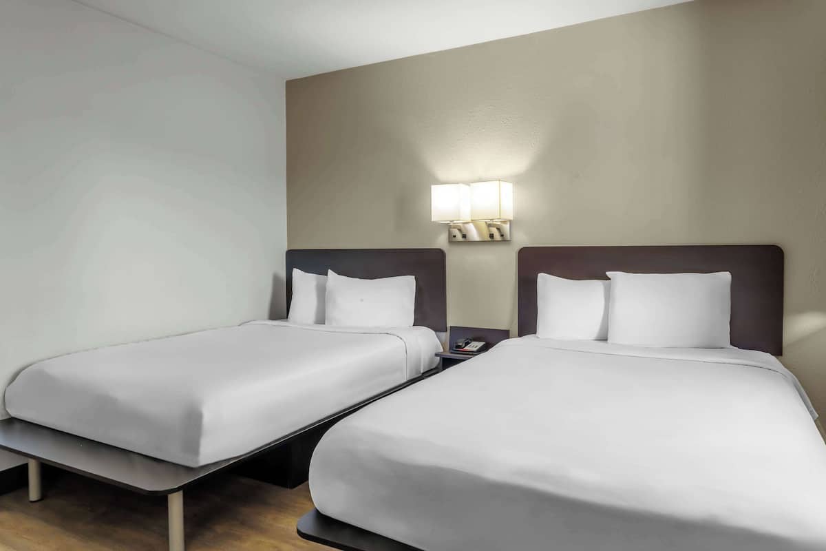 Tabla de planchar con plancha, wifi gratis, ropa de cama