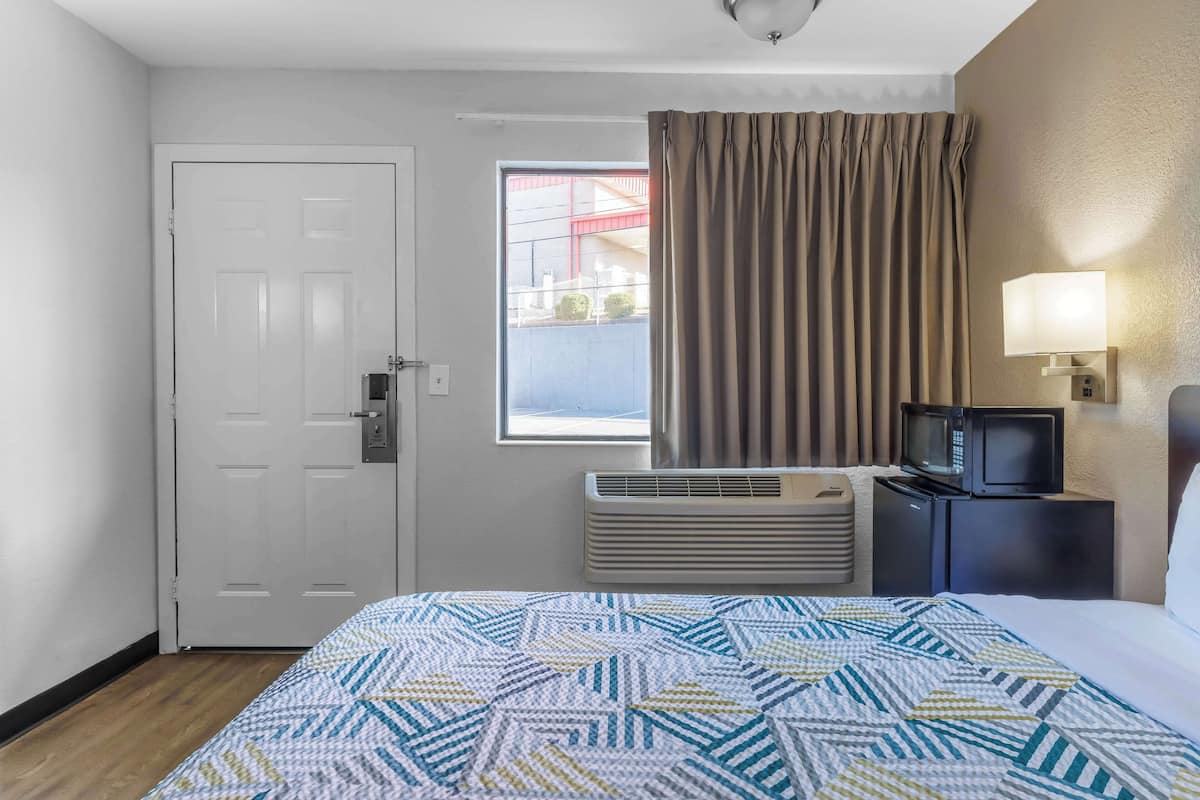 Tabla de planchar con plancha, wifi gratis, ropa de cama