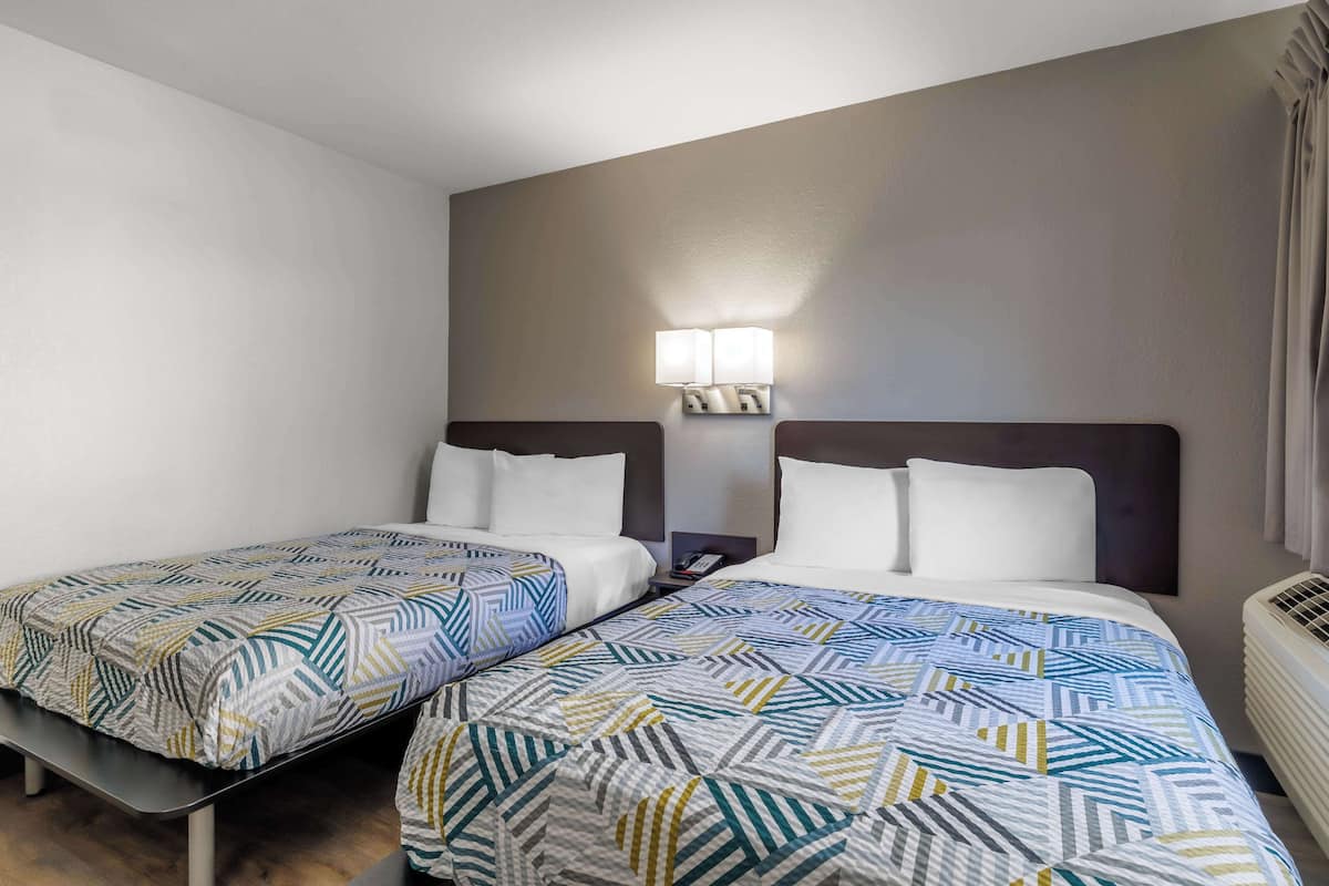 Tabla de planchar con plancha, wifi gratis, ropa de cama