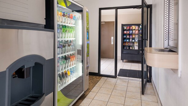 Een automatenruimte met een drankautomaten en een snackautomaat.