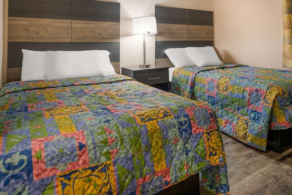 Rom, 2 dobbeltsenger, ikke-røyk | Skrivebord, wi-fi (inkludert) og sengetøy