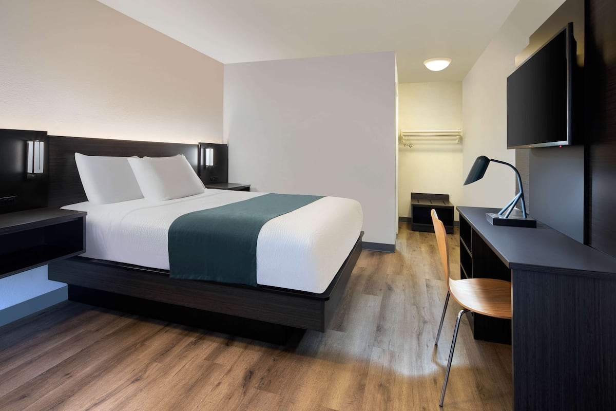 Desk, free WiFi, bed sheets