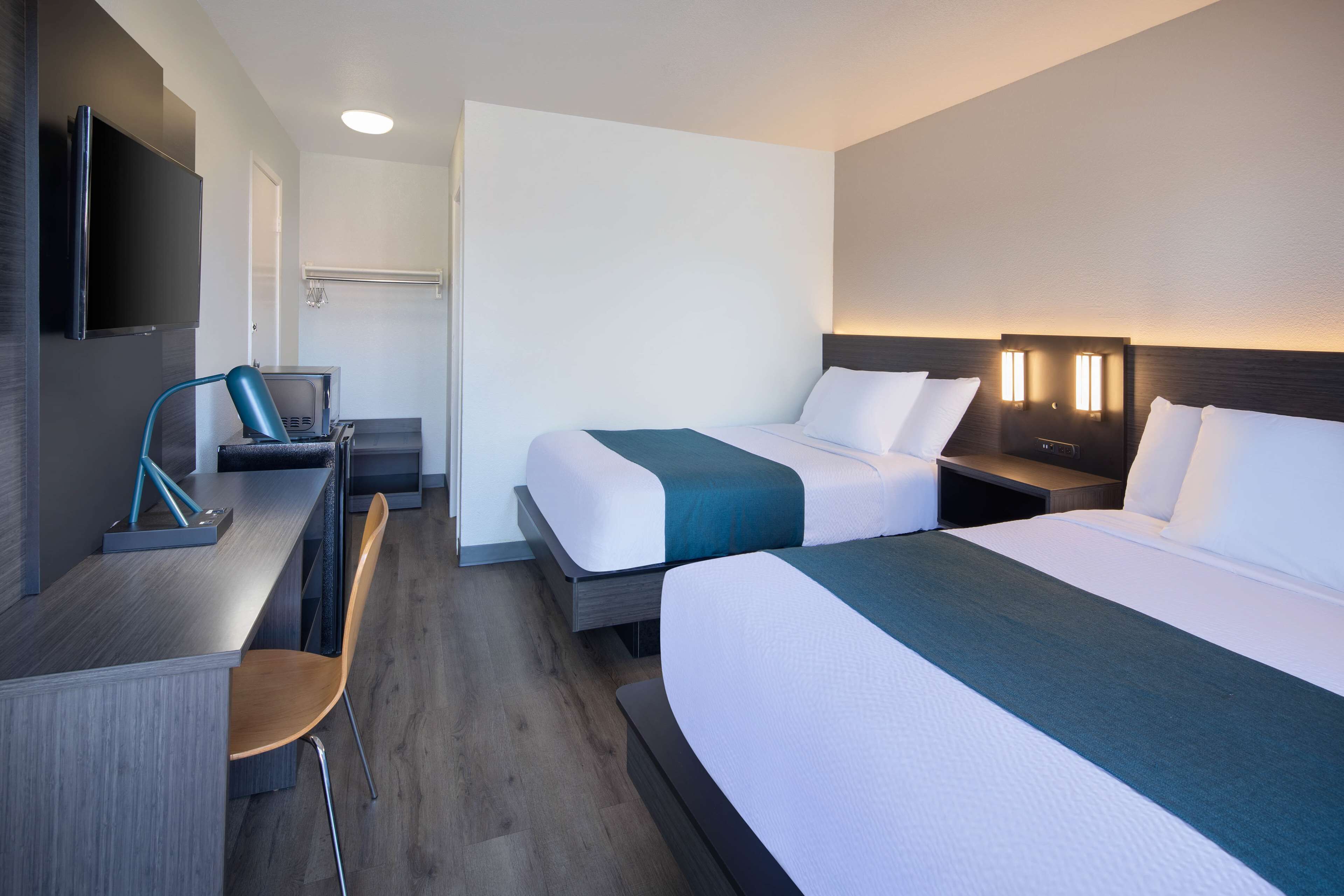 Een bureau, gratis wifi, beddengoed