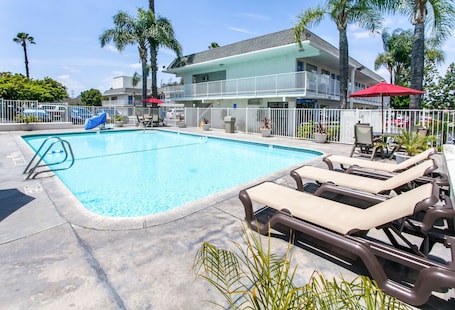 Piscina externa. Motel 6 Rosemead, CA - Los Angeles
