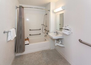 Shower, towels - Motel 6 Rosemead, CA - Los Angeles (Rosemead)