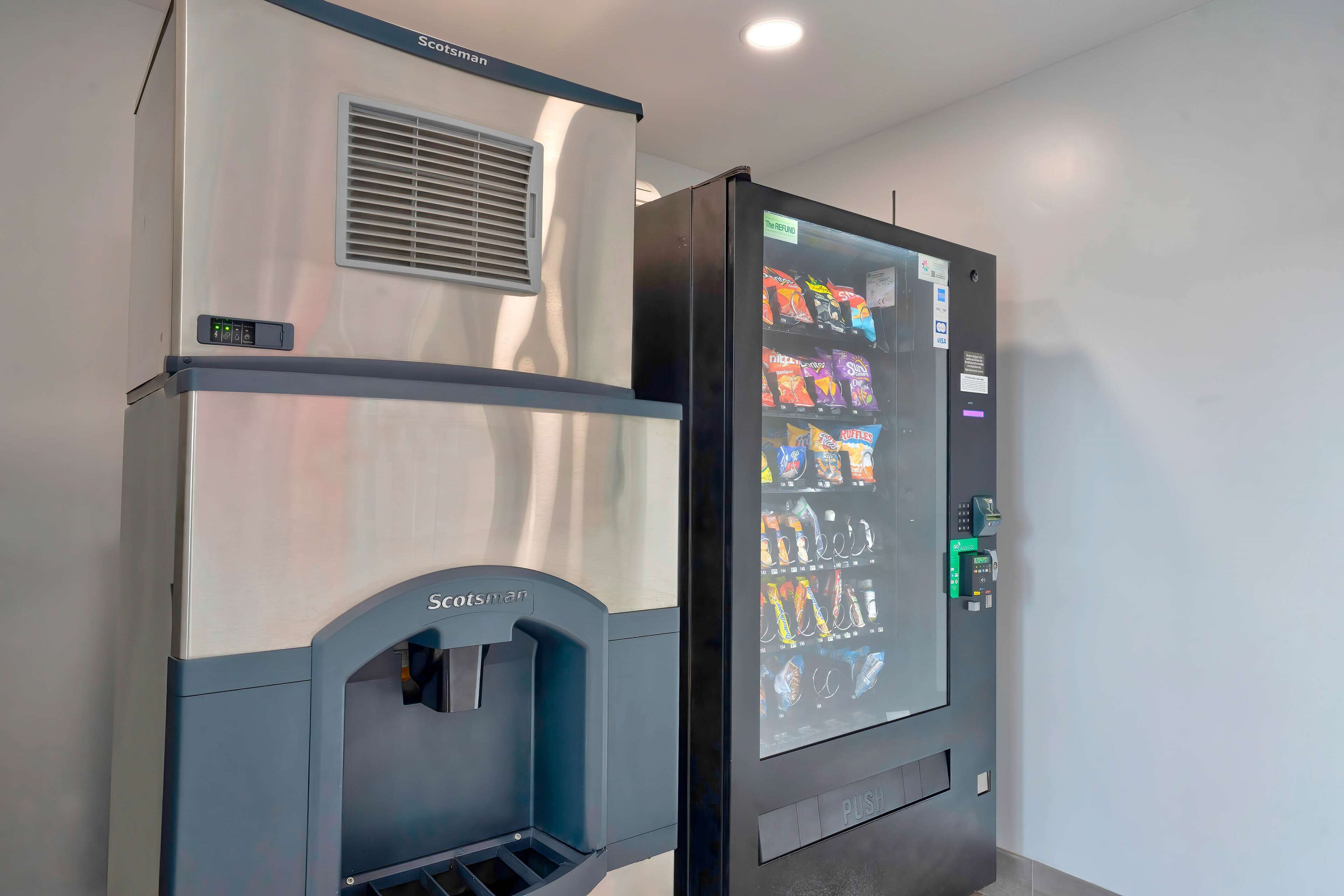 Ein Getränkeautomat mit Snacks und Wasserspender.