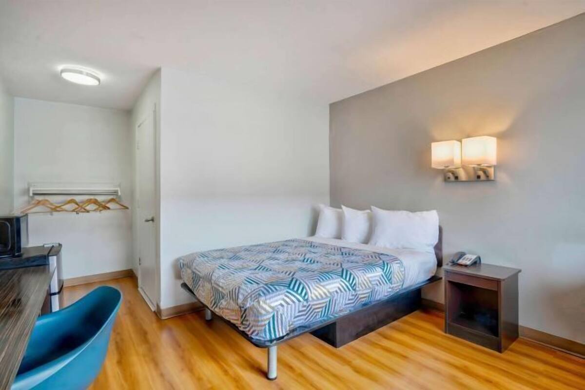 WiFi (free), bed sheets