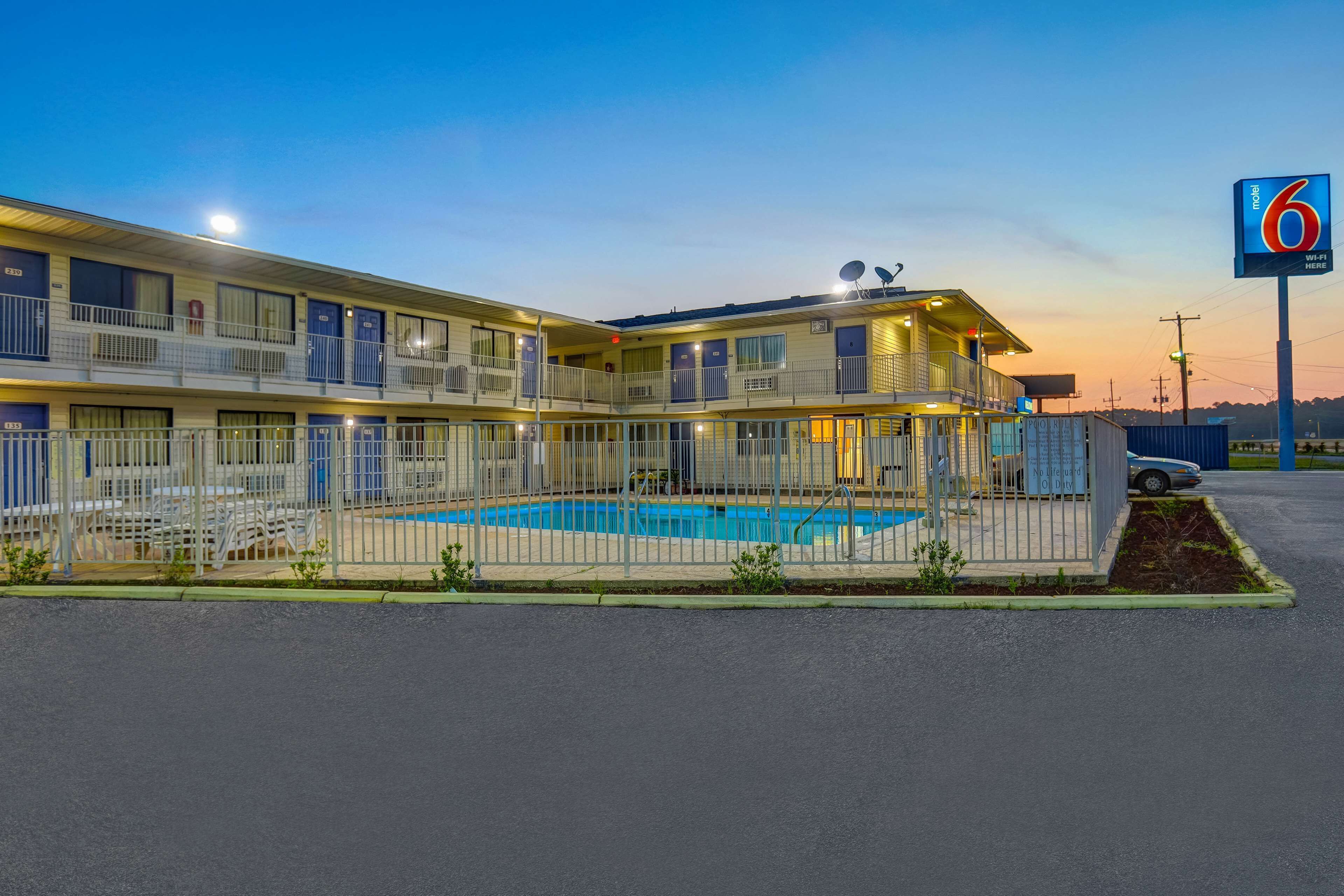 واجهة المنشأة - في المساء/الليل