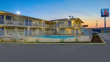 واجهة المنشأة - في المساء/الليل