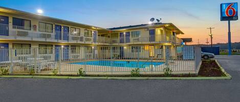 Boendets fasad - kväll/natt