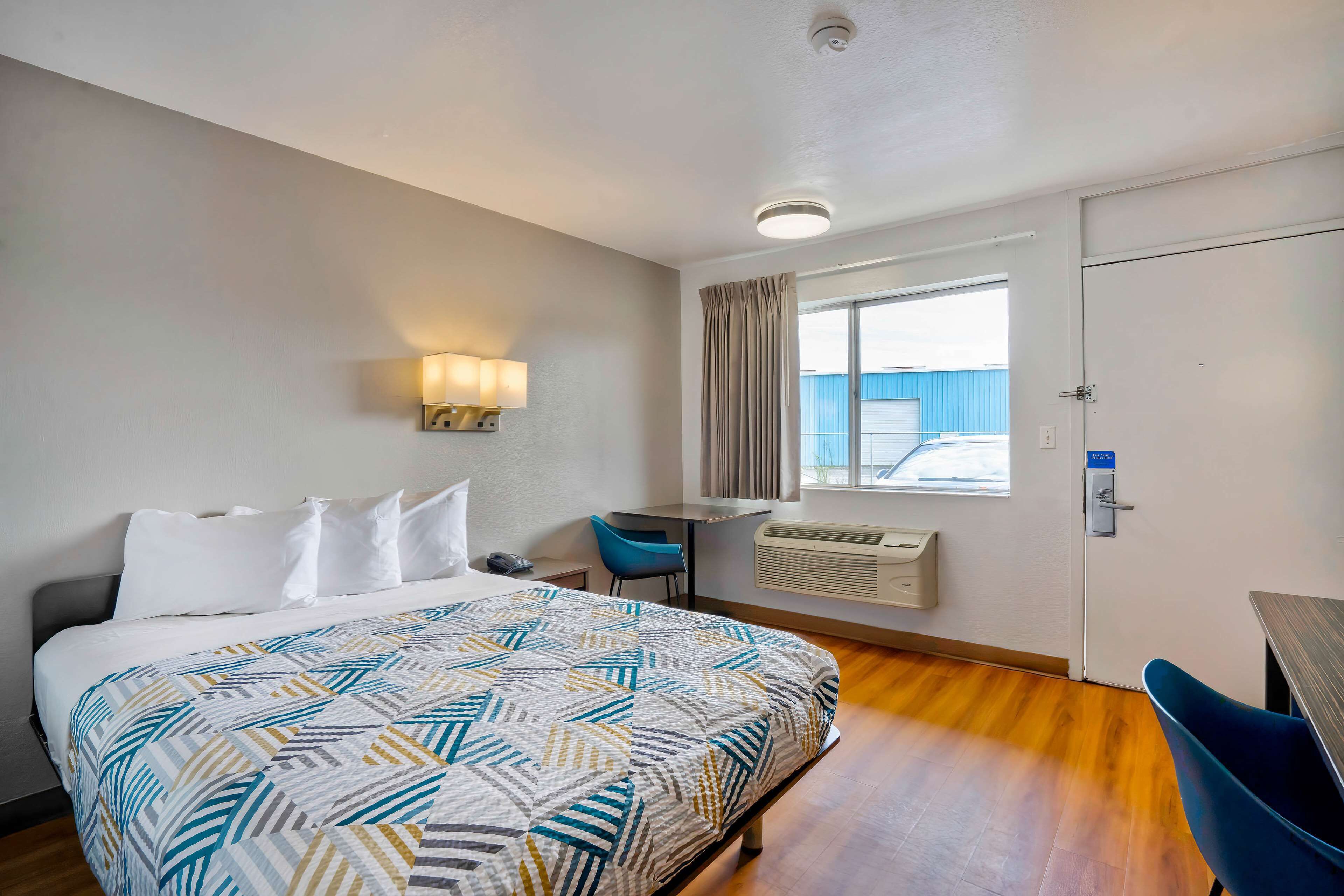 华丽客房, 1 张大床, 无烟房, 冰箱和微波炉 | 免费 WiFi、床单