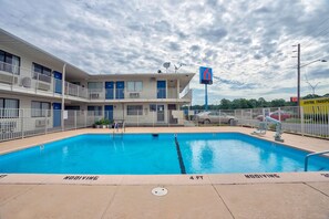 Outdoor pool - Motel 6 Lumberton, NC (Lumberton)